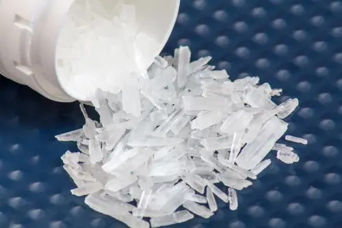 مخدر شیشه چیست - موسسه درمان و ترک اعتیاد راهی به سوی نور ترک شیشه در کمپ ترک اعتیاد - بهترین کمپ ترک شیشه